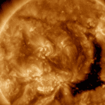 Buraco gigantesco, 60 vezes maior que a Terra, surge no Sol
