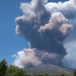 Vulcão Etna entra em erupção na Itália com explosões de cinzas, rocha e magma