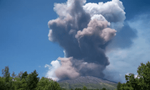 Vulcão Etna entra em erupção na Itália com explosões de cinzas, rocha e magma
