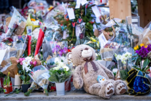 Homenagem em Crans-Montana lembra vítimas de incêndio em réveillon na Suíça