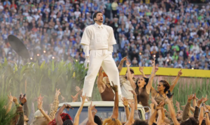 Final do futebol americano vira festa multicultural pró-imigrantes