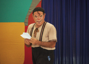 Espetáculo sensorial transforma brincadeiras em concerto interativo para bebês