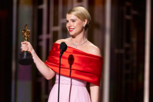 Jessie Buckley emociona ao dedicar Oscar às mães