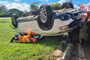 Pai e filho ficam feridos após carro bater em outro e capotar no DF