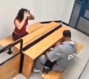 Mulher é flagrada tentando repassar drogas ao marido usando filha como intermediária