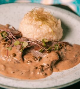 Restaurante Universal celebra Brasília com menu especial e arte exclusiva do artista Toys