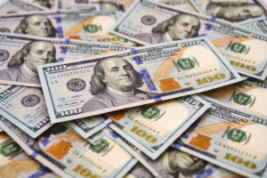 Dólar recua e fecha em R$ 5,06, menor patamar em dois anos