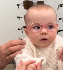 Bebê emociona ao enxergar com clareza pela primeira vez