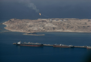 Irã afirma apreensão de navios no Estreito de Ormuz após anúncio de cessar-fogo por Trump