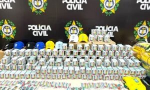 Polícia do RJ apreende 200 mil figurinhas falsificadas da Copa