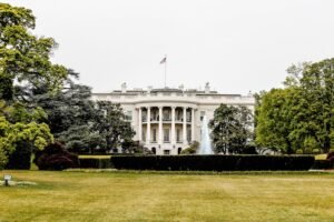 Lula chega à Casa Branca para reunião com Trump em meio a tensão sobre comércio e geopolítica
