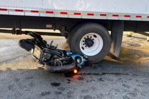 Moto bate de frente com caminhão e homem morre na BR-174