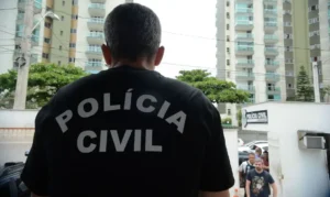 Polícia realiza operação contra o Comando Vermelho no Brasil