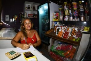 Mercadinhos de bairro resistem ao avanço dos atacarejos no DF