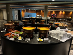 Almoço especial de Dia das Mães aposta em gastronomia e experiência de luxo à beira do lago