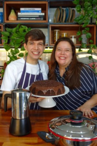 Bolo de café com chocolate transforma Dia das Mães em experiência afetiva à mesa