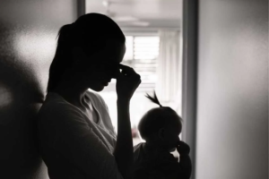Burnout materno cresce silenciosamente e acende alerta sobre sobrecarga das mães