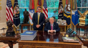 Flávio Bolsonaro e Donald Trump se reúnem na Casa Branca