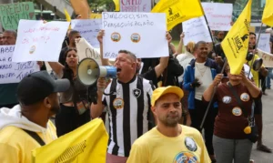 Camelôs do Rio protestam contra medidas de ordenamento urbano