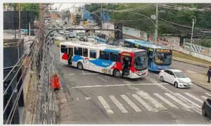 Criminosos usam ônibus como barricadas em operação no Rio