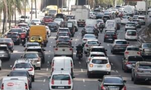 Greve de trens em SP causa caos no trânsito com 2 mil km de congestionamento