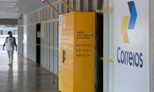 Funcionários dos Correios em greve aguardam decisão em dissídio na segunda