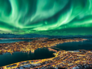 Na Noruega, trem atravessa a noite ártica para levar turistas em busca da aurora boreal