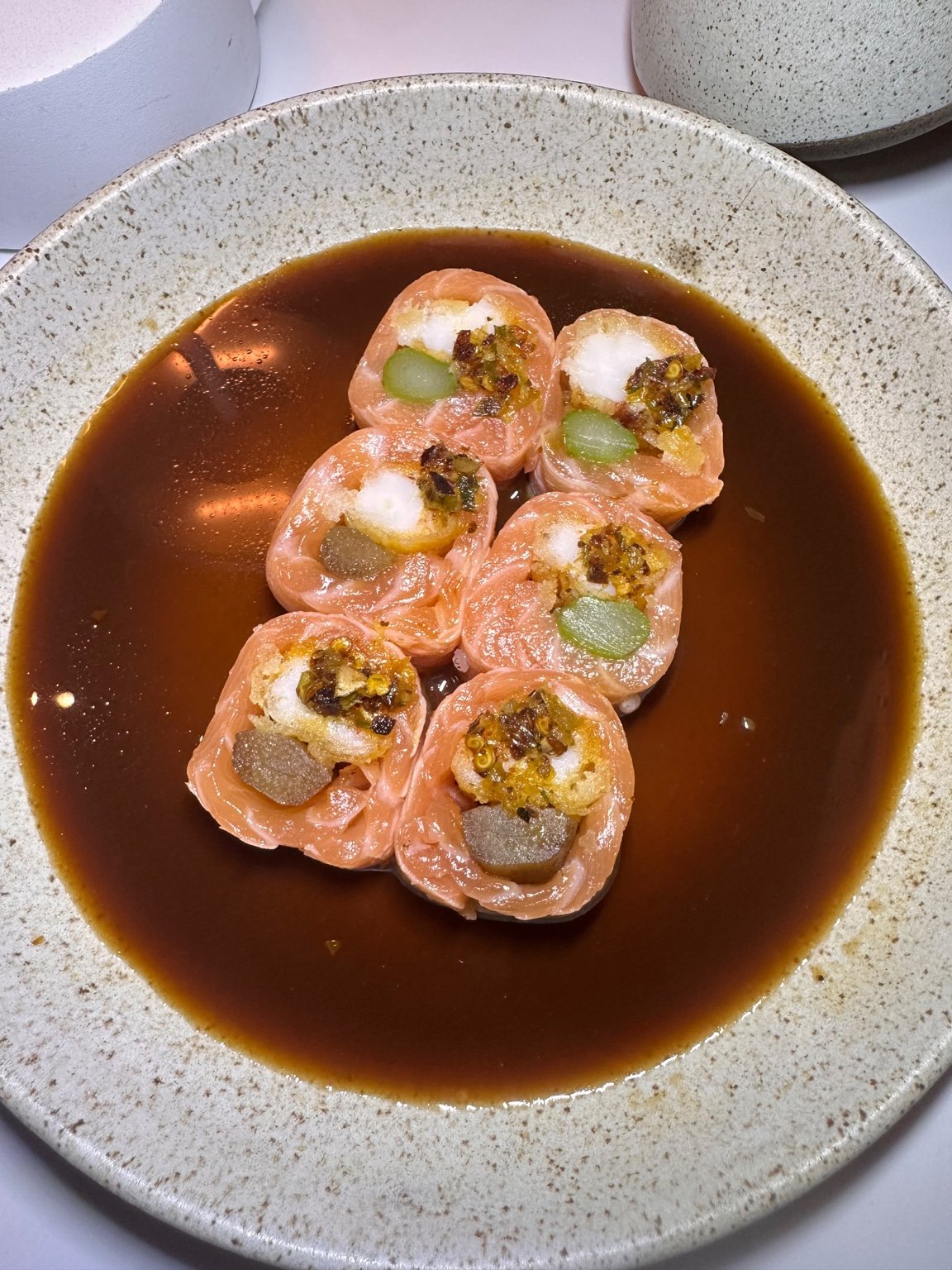 Umi Ebiten: roll de salmão sem arroz, com camarão em tempurá e aspargos.