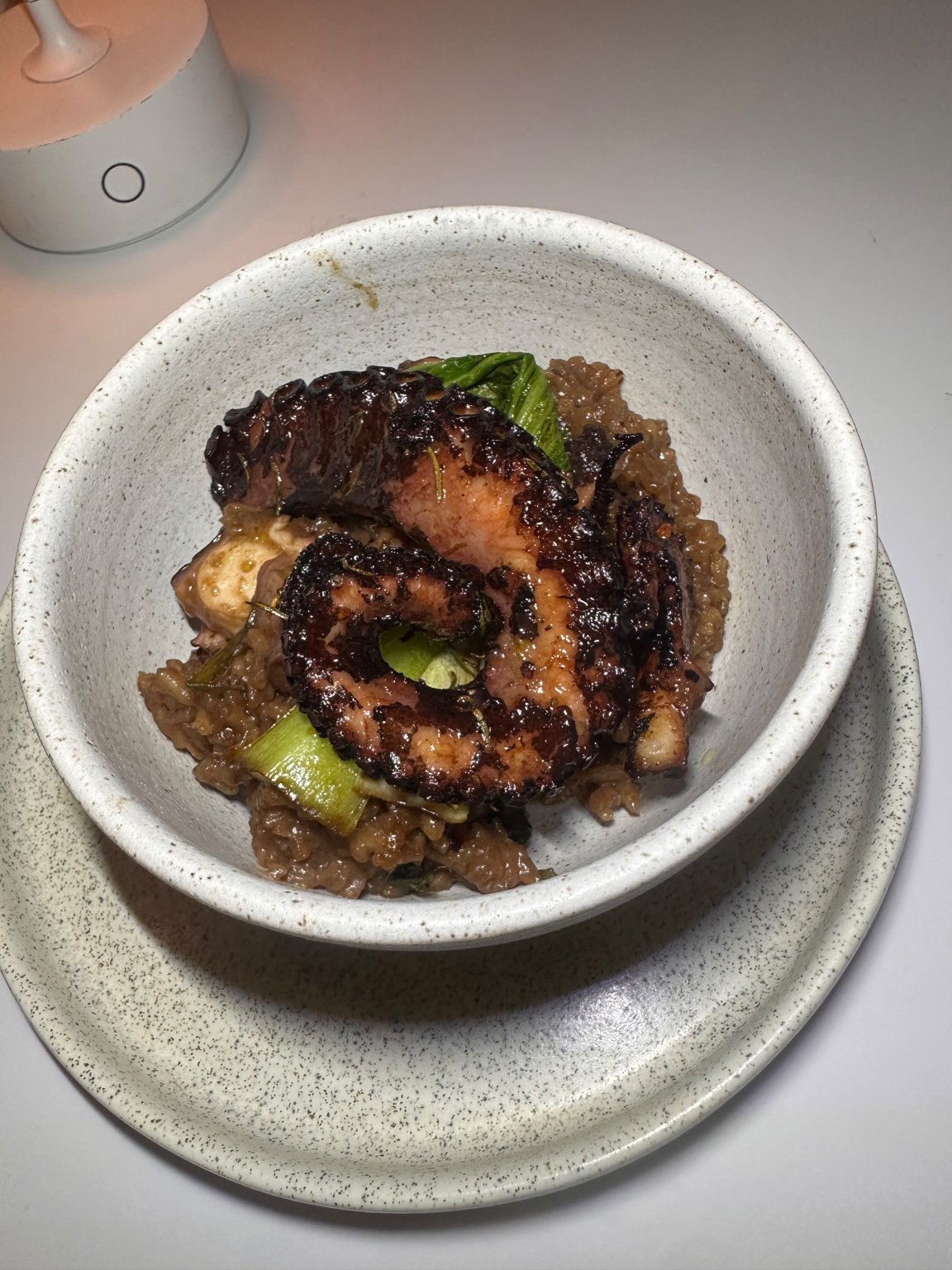 Takomeshi com polvo grelhado, arroz jasmim cremoso e bok choi.