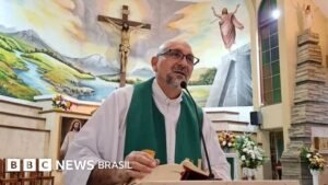 Padre morre após crucifixo cair durante missa no Equador
