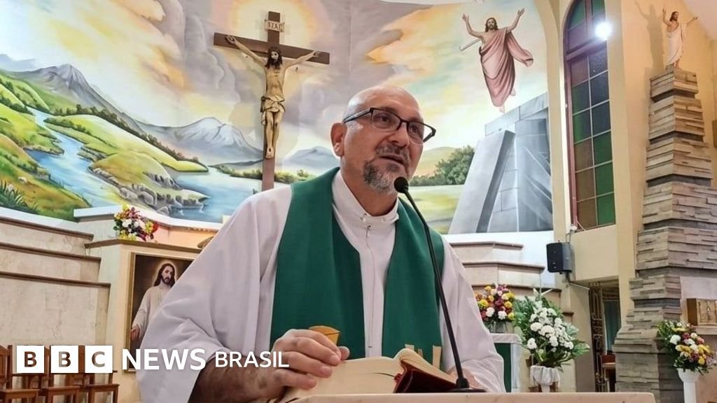 Padre morre após crucifixo cair durante missa no Equador