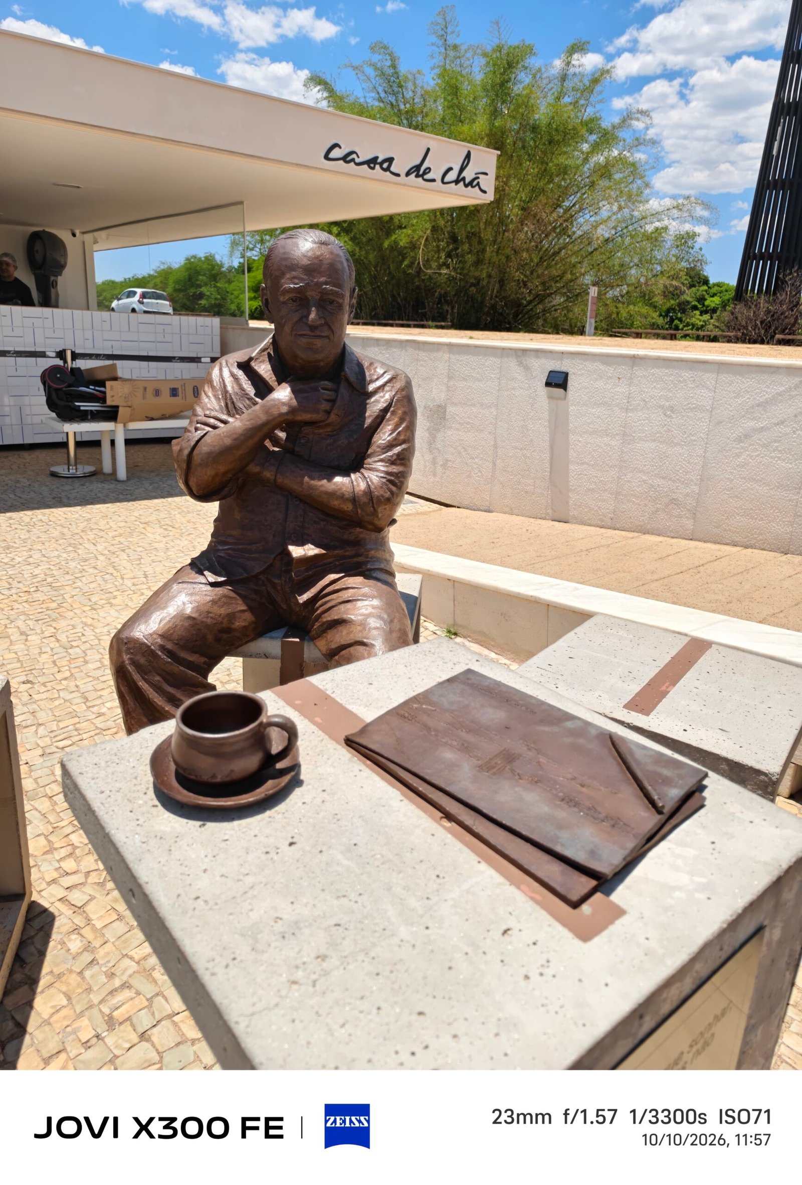 Fachada da Casa de Chá e escultura na área externa.