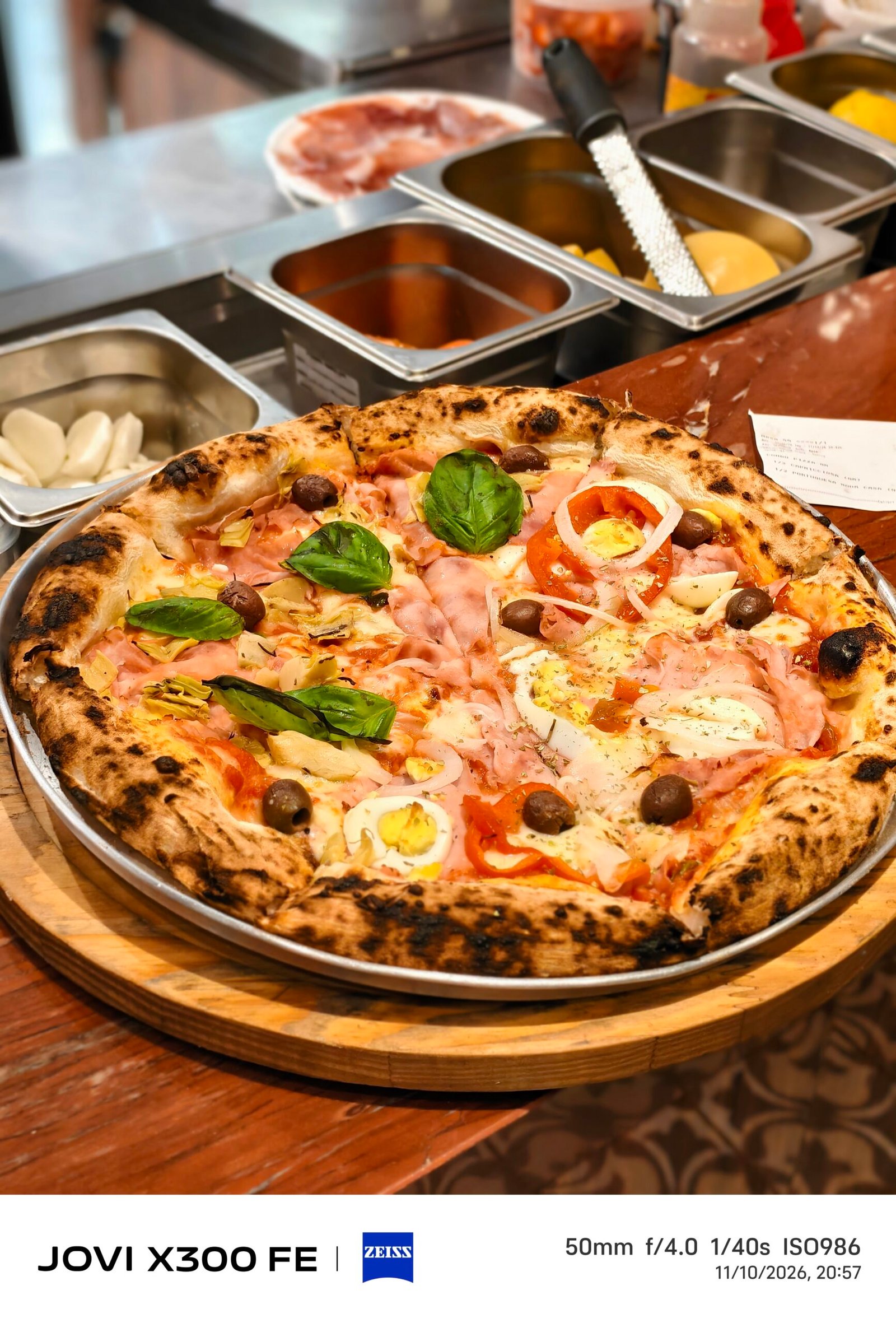 Pizza salgada com bordas altas e cobertura variada.