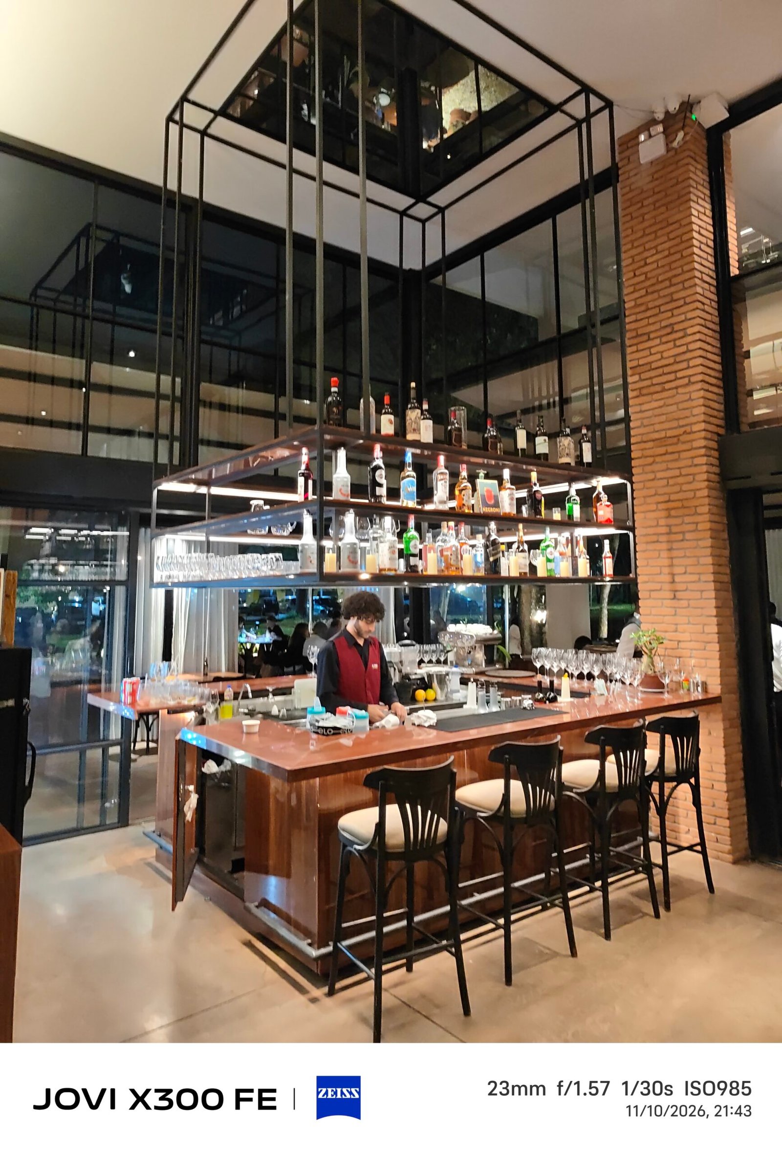 Bar da Albero integra o ambiente do salão.