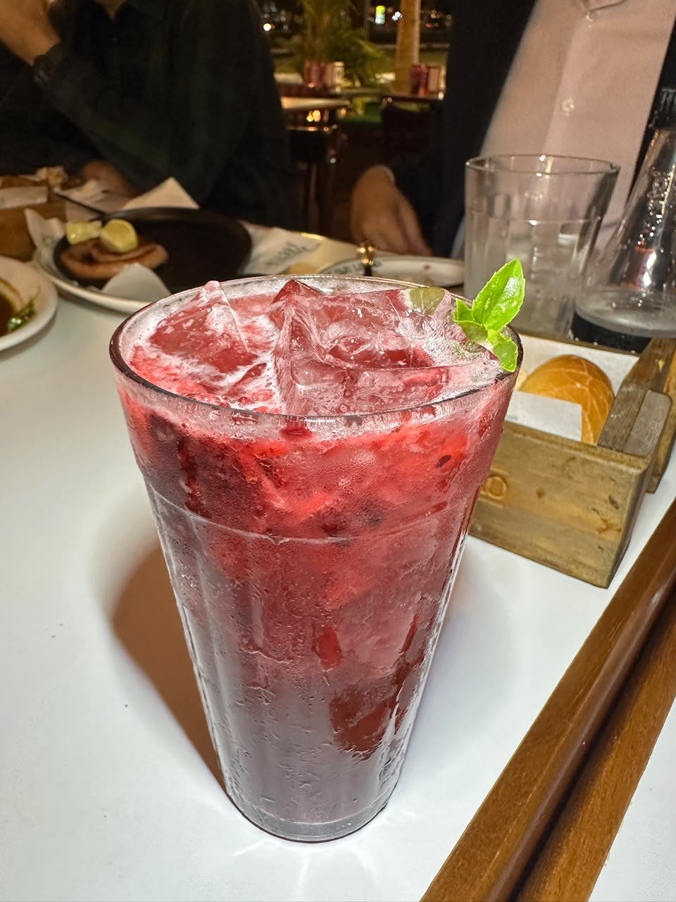 Bebida e mesa no Boteco Caju Limão