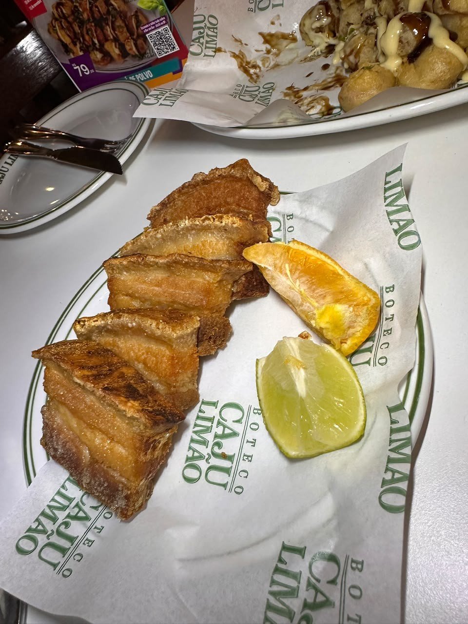 Torresmo com limão e laranja no Caju Limão