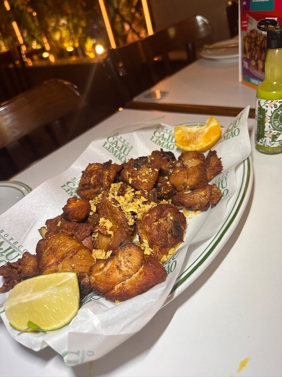 Porção com alho e limão no Boteco Caju Limão
