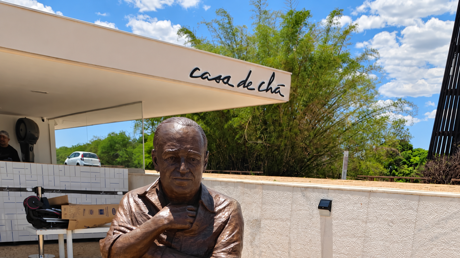 Fachada da Casa de Chá na Praça dos Três Poderes, com escultura na área externa.