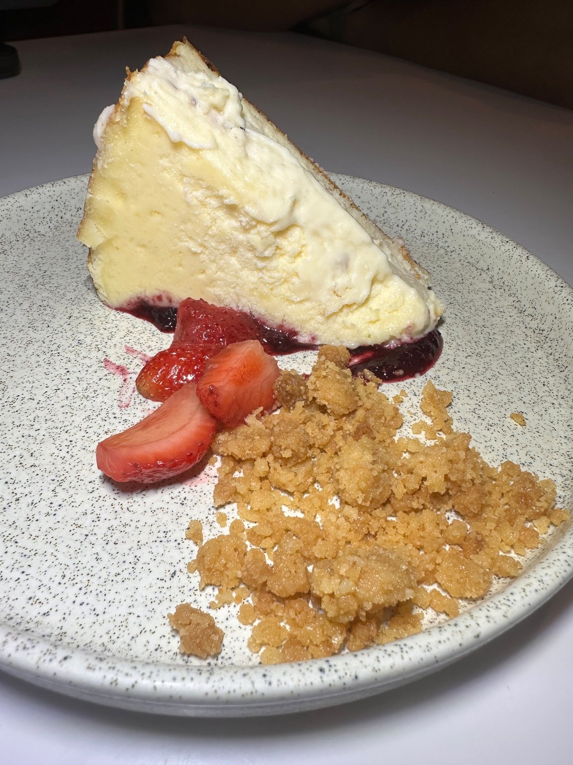 Sobremesa com frutas vermelhas e farofa crocante.