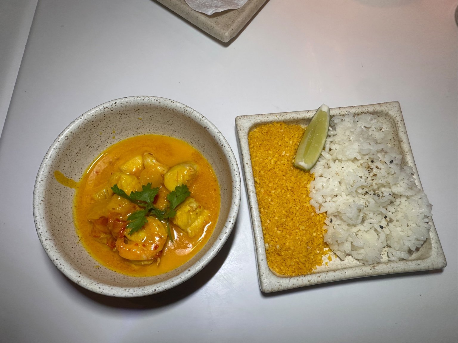 Mokeká de pirarucu e camarões com arroz gohan e farofa panko no Gurumê Brasília