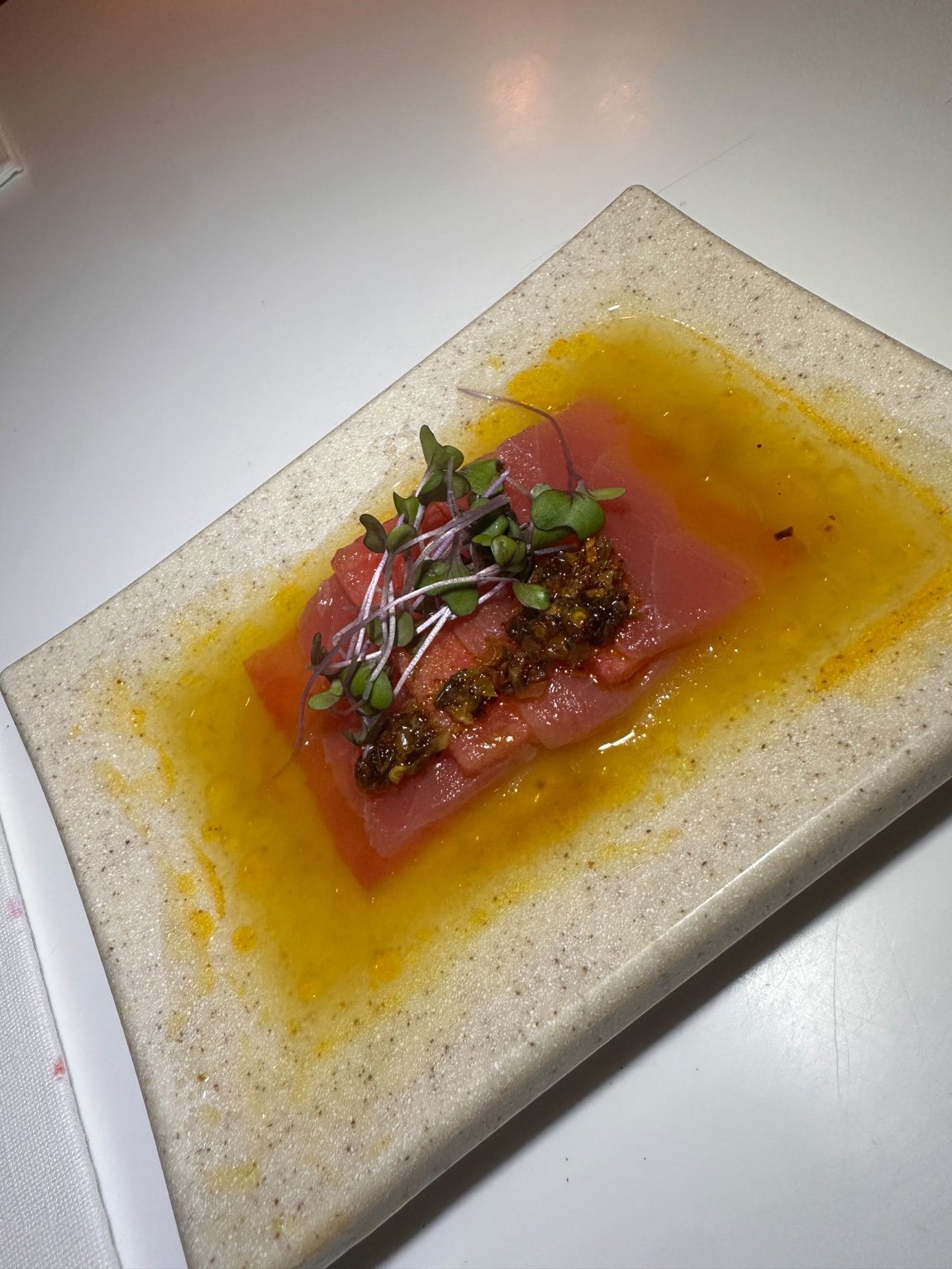 Crudo de Atum com melancia marinada, tucupi amarelo e azeite de cariru.