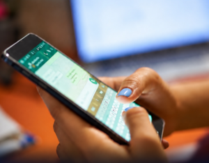 Demitido pelo WhatsApp tem direito a indenização? Decisão da Justiça explica quando pode haver dano moral
