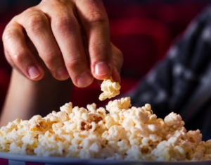 Cinema pode proibir pipoca comprada fora? Entenda o que diz a Justiça sobre os direitos do consumidor