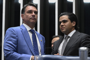 Flávio Bolsonaro deixa o Brasil dois dias após as eleições; entenda