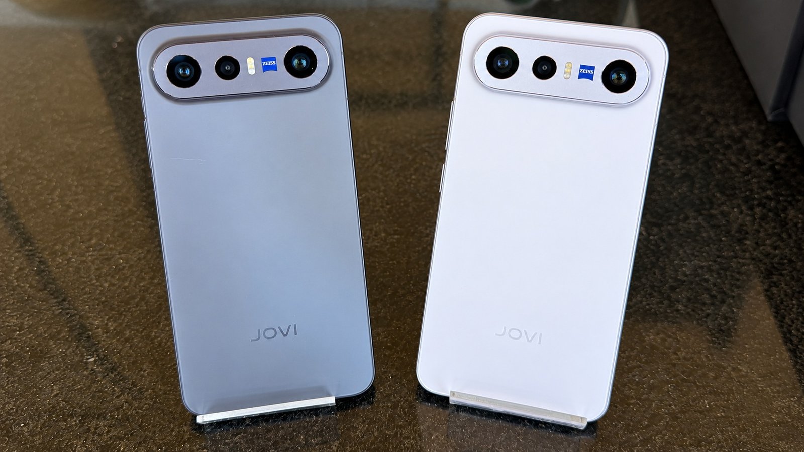 Jovi X300 FE em exposição no lançamento da marca.